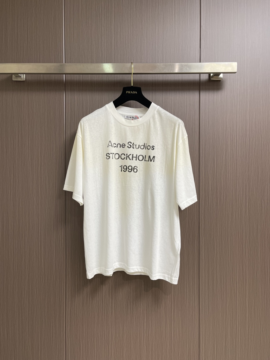 Acne Studios 喷绘做旧徽标短袖T恤，定制云绒爽滑雪感棉 垂感爽滑 细腻透气 一抹云石灰白随性