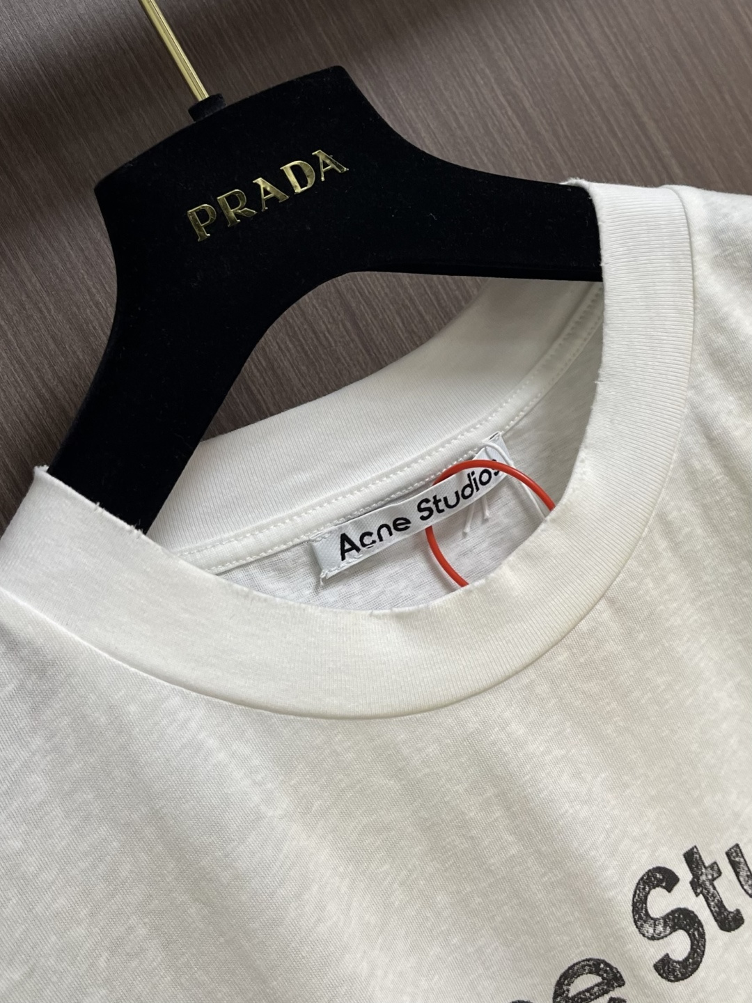 Acne Studios 喷绘做旧徽标短袖T恤，定制云绒爽滑雪感棉 垂感爽滑 细腻透气 一抹云石灰白随性