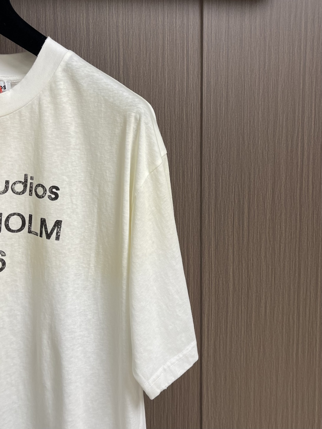 Acne Studios 喷绘做旧徽标短袖T恤，定制云绒爽滑雪感棉 垂感爽滑 细腻透气 一抹云石灰白随性