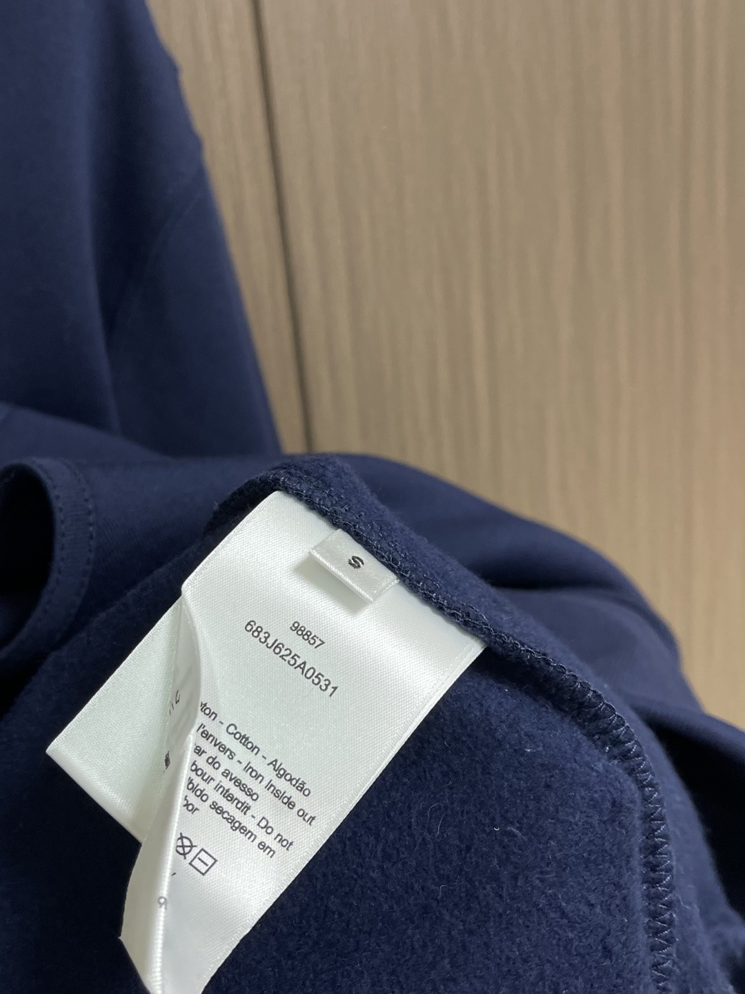 Dior 标志刺绣连帽卫衣，采用26支双纱面＋10S毛绒底的起绒面料结构，克重为380gm2，搭配同样重