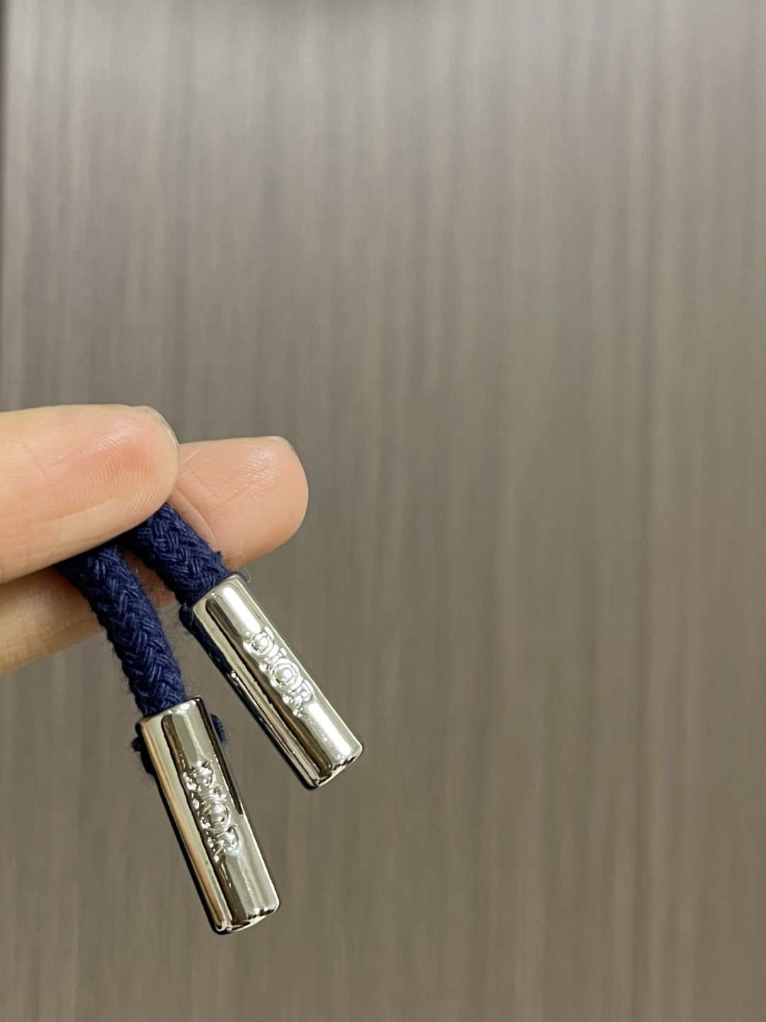 Dior 标志刺绣连帽卫衣，采用26支双纱面＋10S毛绒底的起绒面料结构，克重为380gm2，搭配同样重