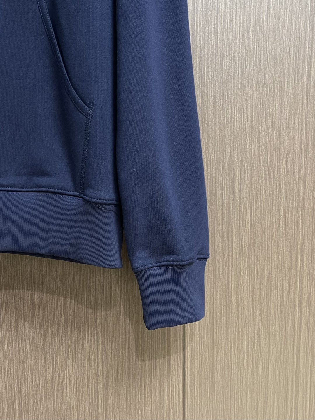 Dior 标志刺绣连帽卫衣，采用26支双纱面＋10S毛绒底的起绒面料结构，克重为380gm2，搭配同样重