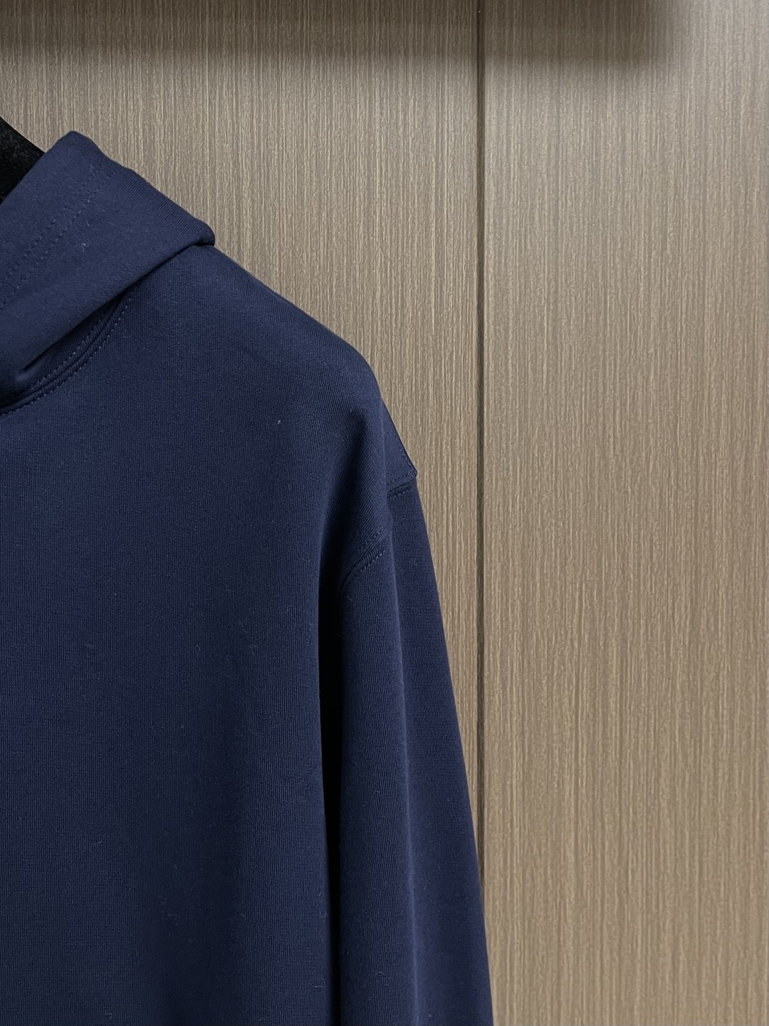 Dior 标志刺绣连帽卫衣，采用26支双纱面＋10S毛绒底的起绒面料结构，克重为380gm2，搭配同样重