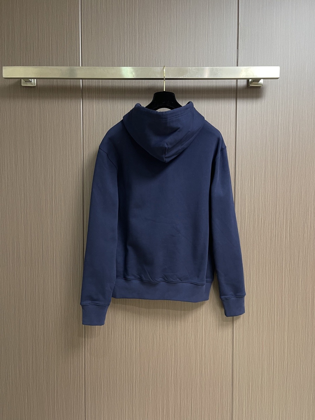 Dior 标志刺绣连帽卫衣，采用26支双纱面＋10S毛绒底的起绒面料结构，克重为380gm2，搭配同样重