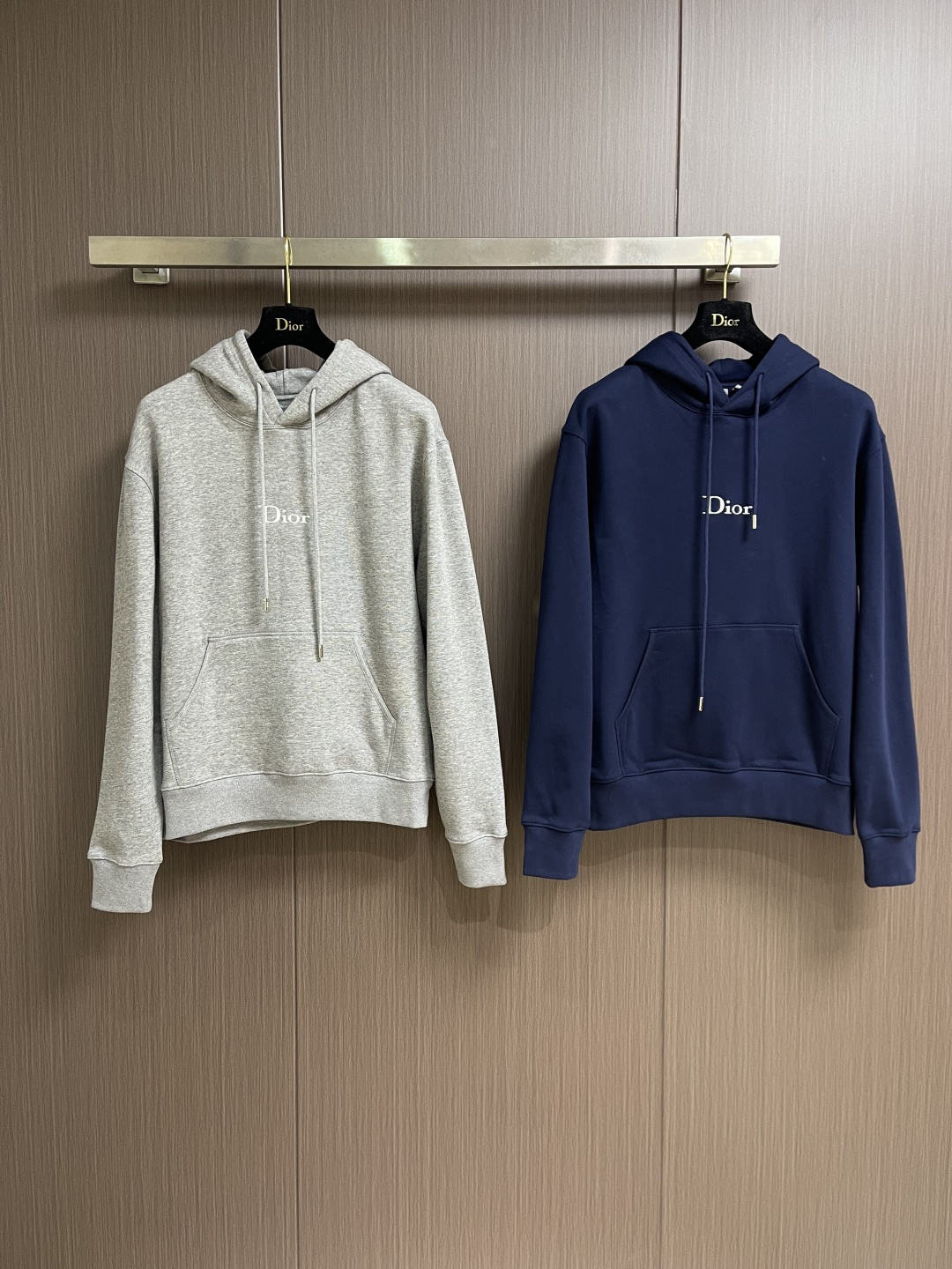 Dior 标志刺绣连帽卫衣，采用26支双纱面＋10S毛绒底的起绒面料结构，克重为380gm2，搭配同样重