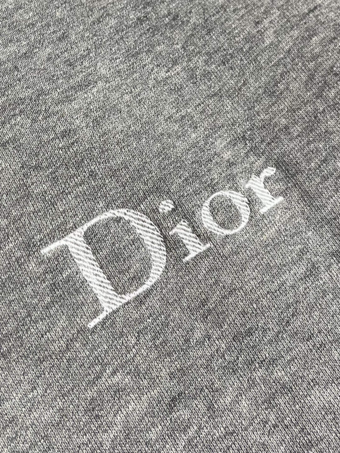 Dior 标志刺绣连帽卫衣，采用26支双纱面＋10S毛绒底的起绒面料结构，克重为380gm2，搭配同样重