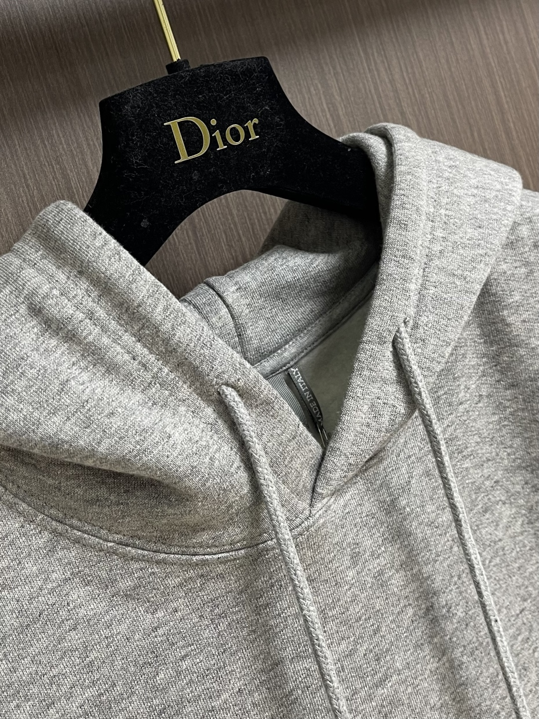 Dior 标志刺绣连帽卫衣，采用26支双纱面＋10S毛绒底的起绒面料结构，克重为380gm2，搭配同样重