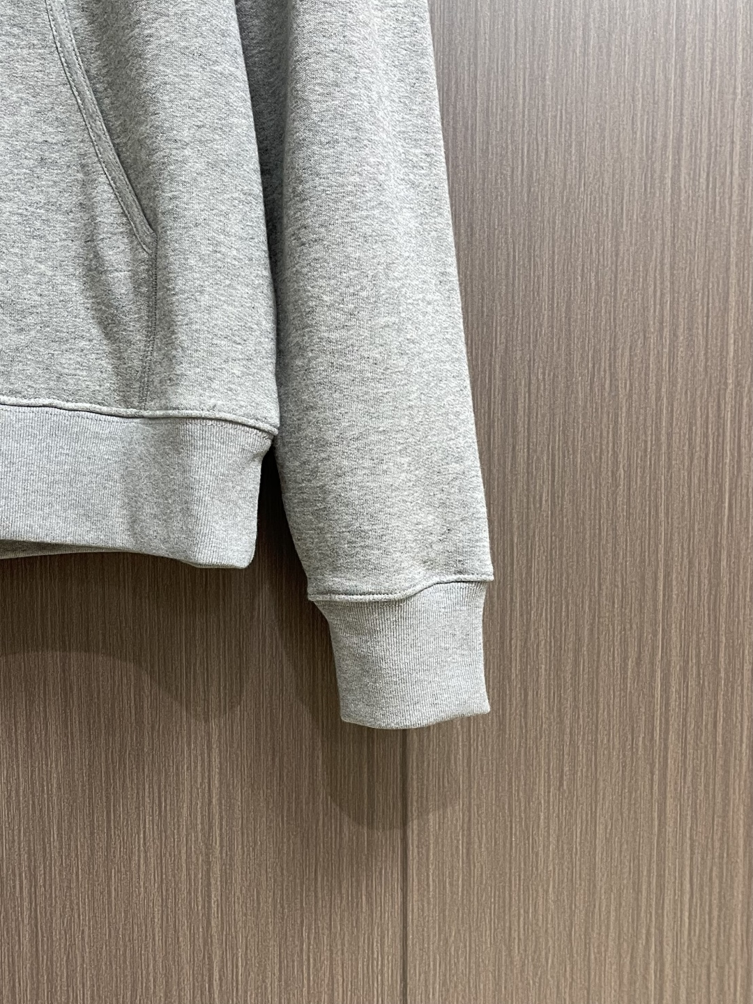 Dior 标志刺绣连帽卫衣，采用26支双纱面＋10S毛绒底的起绒面料结构，克重为380gm2，搭配同样重