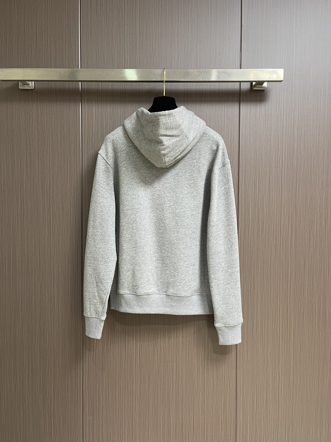 Dior 标志刺绣连帽卫衣，采用26支双纱面＋10S毛绒底的起绒面料结构，克重为380gm2，搭配同样重