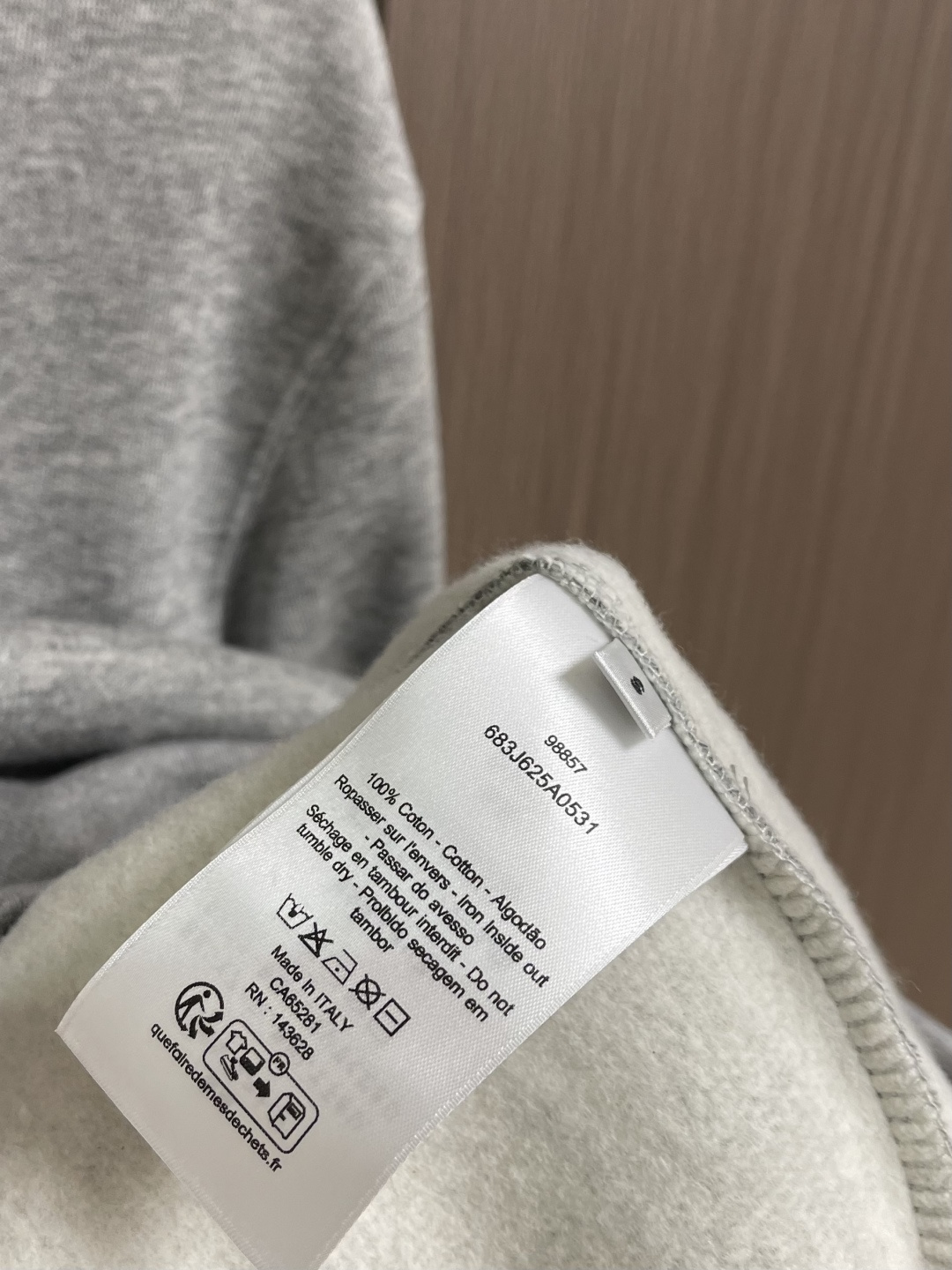 Dior 标志刺绣连帽卫衣，采用26支双纱面＋10S毛绒底的起绒面料结构，克重为380gm2，搭配同样重