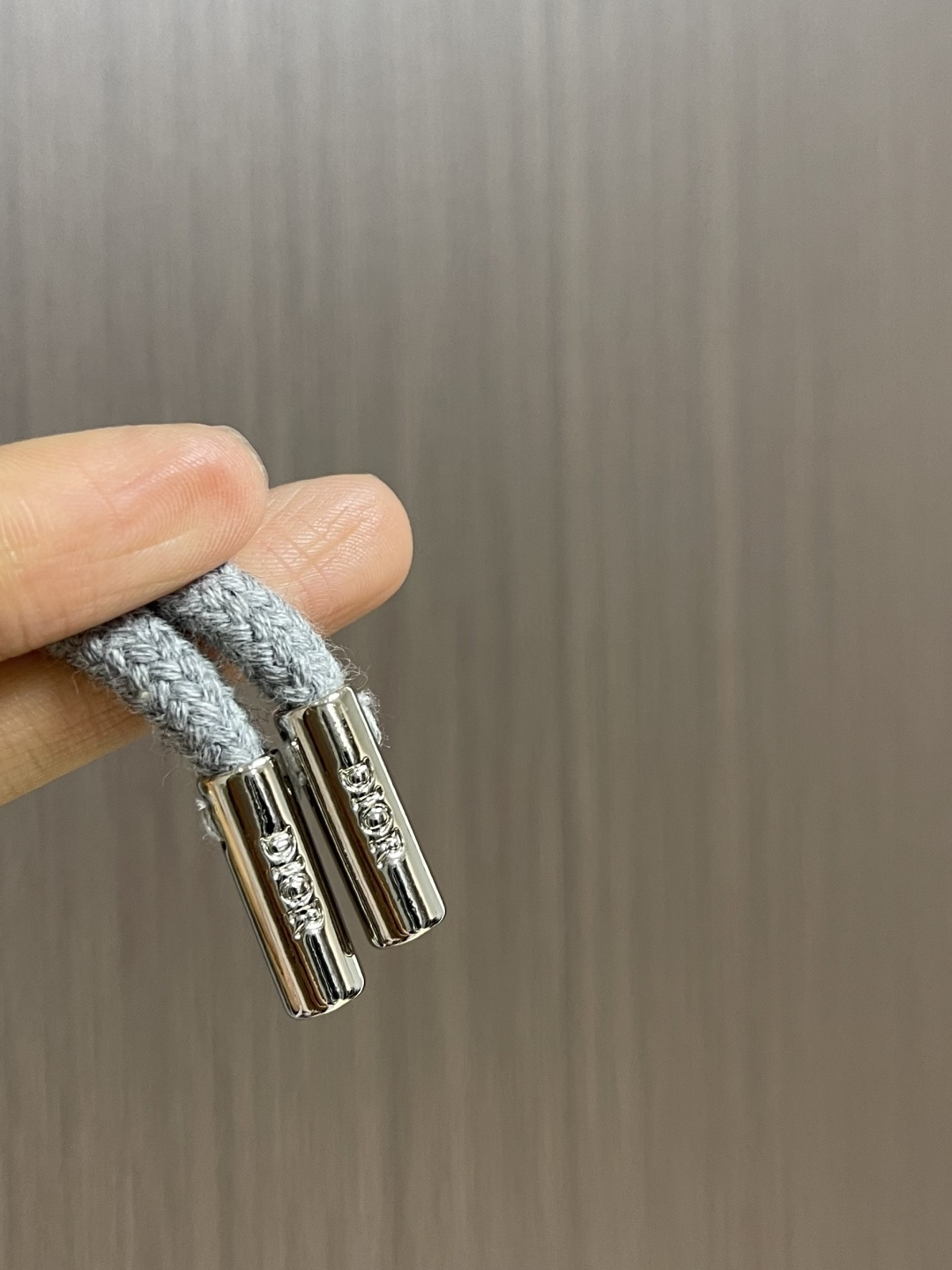 Dior 标志刺绣连帽卫衣，采用26支双纱面＋10S毛绒底的起绒面料结构，克重为380gm2，搭配同样重