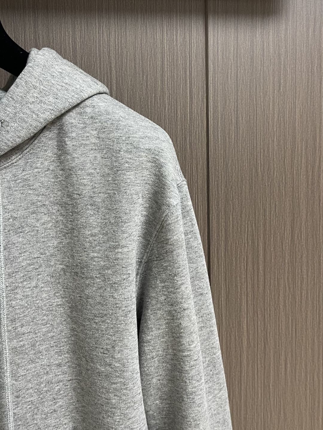 Dior 标志刺绣连帽卫衣，采用26支双纱面＋10S毛绒底的起绒面料结构，克重为380gm2，搭配同样重