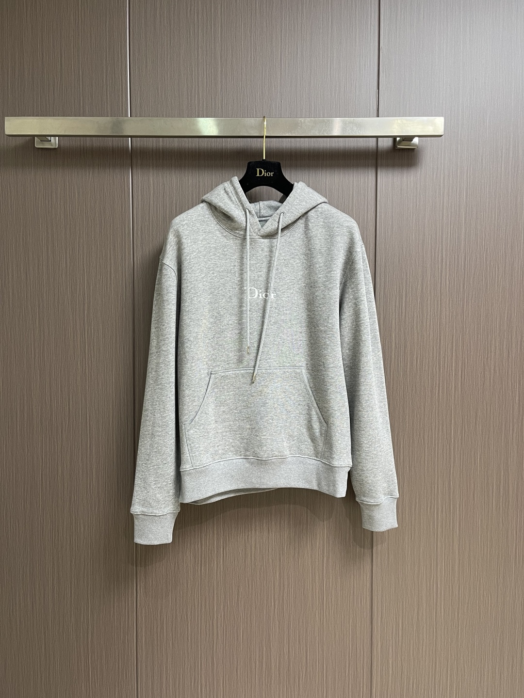 Dior 标志刺绣连帽卫衣，采用26支双纱面＋10S毛绒底的起绒面料结构，克重为380gm2，搭配同样重