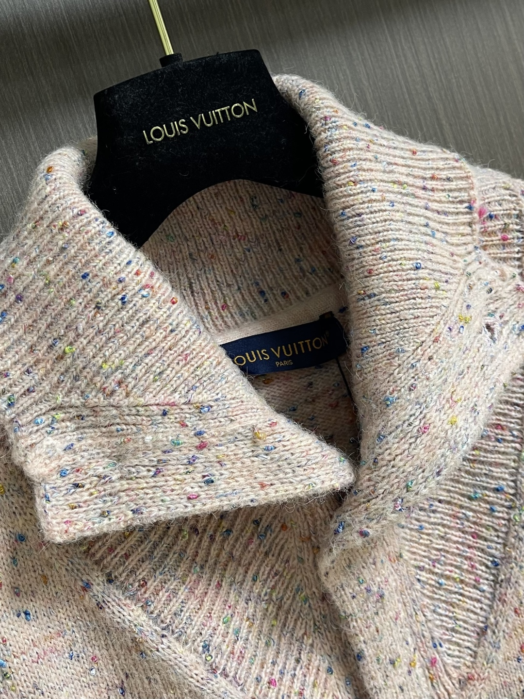 LV 字母徽章樱花粉珍珠扣羊毛针织开衫毛衣，这款路易威登SS26春夏系列粗花呢翻领开衫，甄选羊驼毛与美利