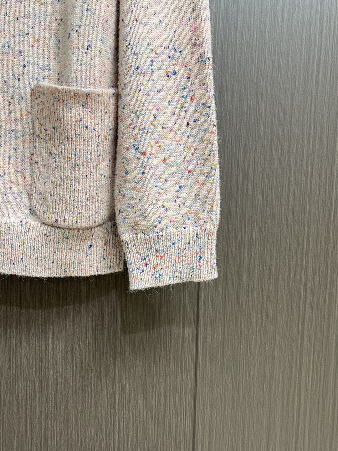 LV 字母徽章樱花粉珍珠扣羊毛针织开衫毛衣，这款路易威登SS26春夏系列粗花呢翻领开衫，甄选羊驼毛与美利