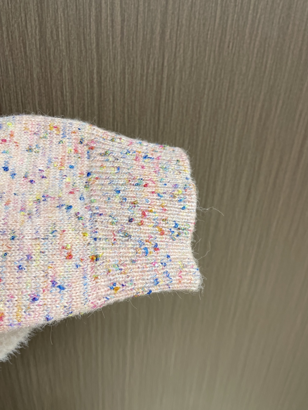 LV 字母徽章樱花粉珍珠扣羊毛针织开衫毛衣，这款路易威登SS26春夏系列粗花呢翻领开衫，甄选羊驼毛与美利