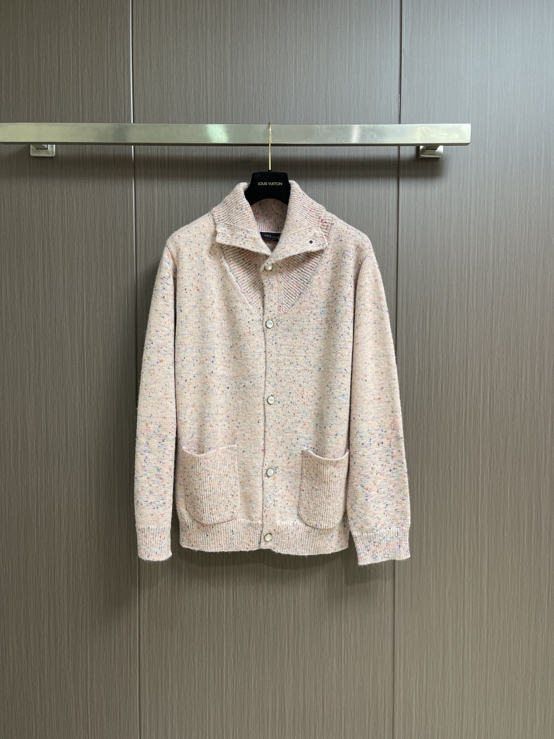 LV 字母徽章樱花粉珍珠扣羊毛针织开衫毛衣，这款路易威登SS26春夏系列粗花呢翻领开衫，甄选羊驼毛与美利