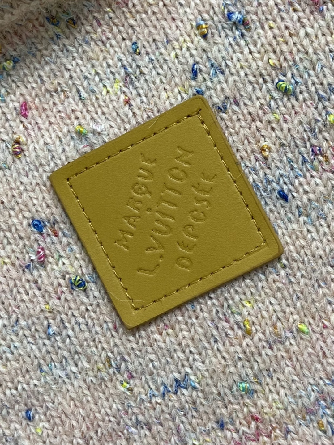 LV 字母徽章樱花粉珍珠扣羊毛针织开衫毛衣，这款路易威登SS26春夏系列粗花呢翻领开衫，甄选羊驼毛与美利