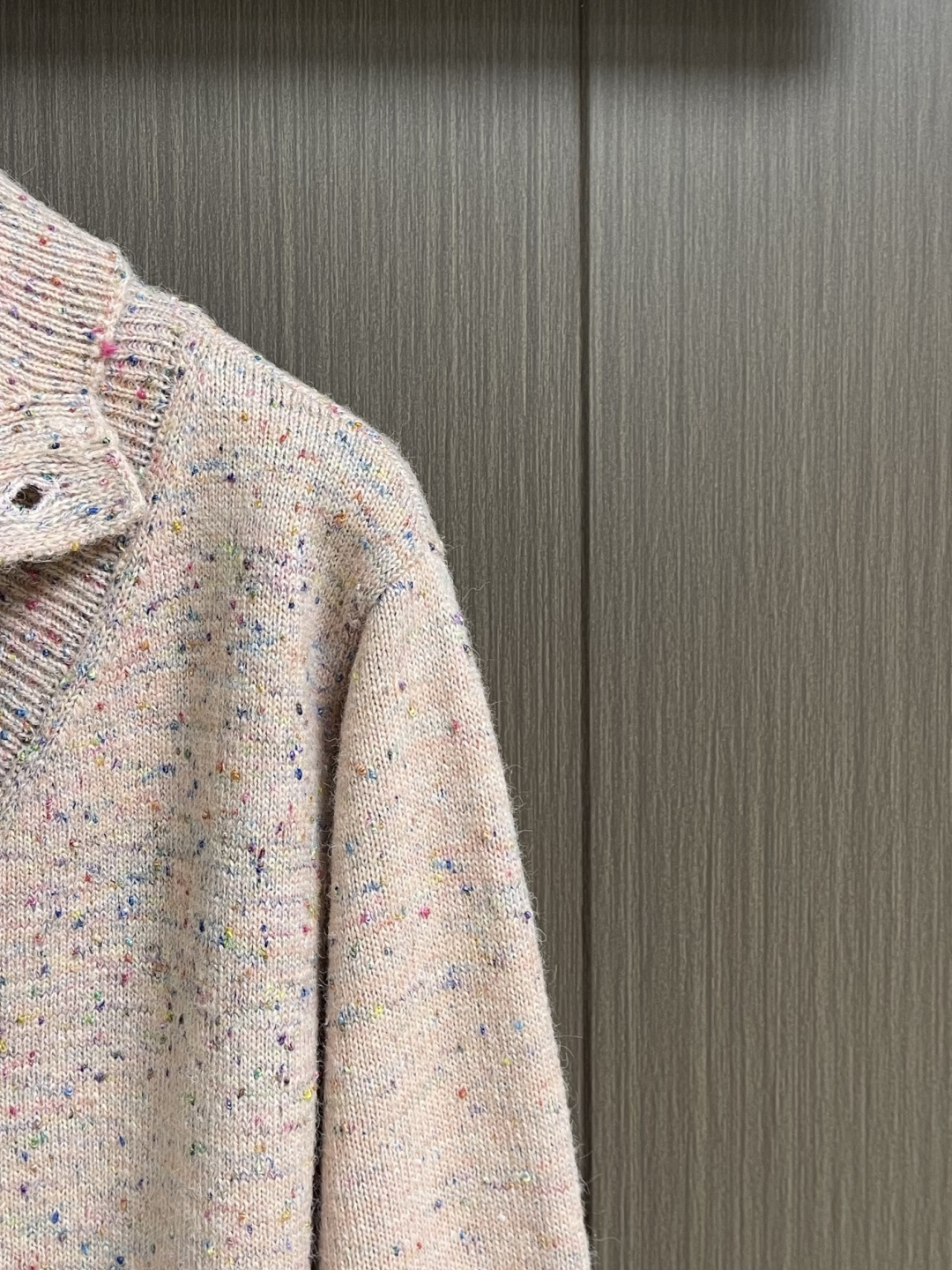 LV 字母徽章樱花粉珍珠扣羊毛针织开衫毛衣，这款路易威登SS26春夏系列粗花呢翻领开衫，甄选羊驼毛与美利