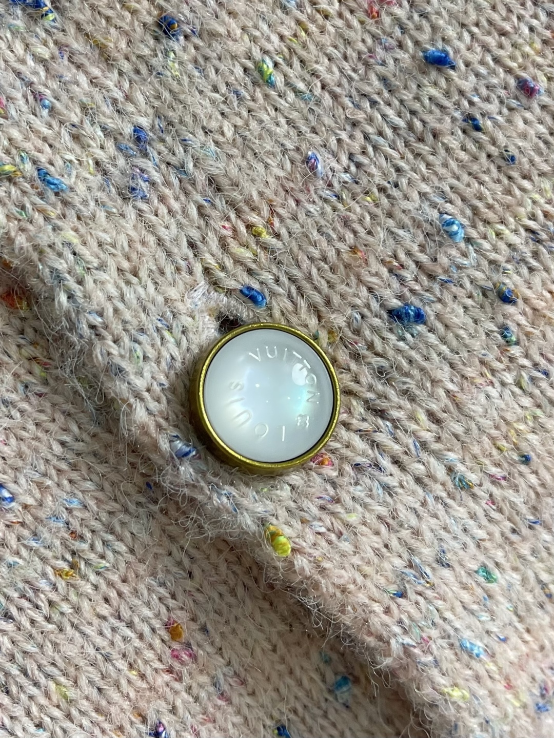 LV 字母徽章樱花粉珍珠扣羊毛针织开衫毛衣，这款路易威登SS26春夏系列粗花呢翻领开衫，甄选羊驼毛与美利