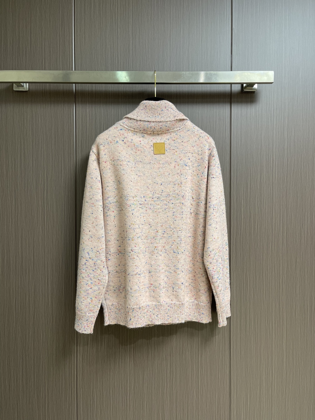 LV 字母徽章樱花粉珍珠扣羊毛针织开衫毛衣，这款路易威登SS26春夏系列粗花呢翻领开衫，甄选羊驼毛与美利