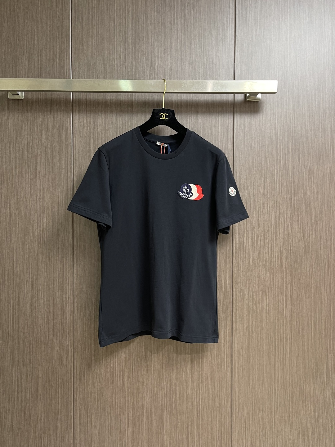 NO:726821,Moncler patch logo short-sleeved T-shirt, made of custom Yunrou plain cotton fabric, with the iconic three-color design badge embellished on the chest, interpreting the visual grammar of modern luxury, and the Moncler embroidered logo on the side, highlighting the brand style. Imported machine embroidery technology is used, using advanced computer control systems and precise mechanical components to realize the Moncler embroidery logo embroidery operation. Sizes S-XL S size bust 106 shoulder width 44 length 70 M size bust 110 shoulder width 45.5  Length: 72 L, bust 114, shoulder width 47, Length 74, XL size, bust 118, shoulder width 48.5, length 76, T-shirt, tees, t-shirt,19860909Moncler 贴片标识短袖T恤,定制云柔平纹棉面料,标志性三色设计徽章点缀于胸前,演绎现代奢华的视觉语法,侧面加以Moncler绣标标识,彰显品牌风范.采用进口机刺绣工艺,使用先进的计算机控制系统和精密的机械部件,实现Moncler绣标刺绣作业.尺码S-XL S码 胸围106 肩宽44 衣长70 M码胸围110肩宽45.5 衣长72 L码 胸围114肩宽47衣长74 XL码胸围118肩宽48.5 衣长76,,T-shirt,tees，t-shirt,,Men's clothing