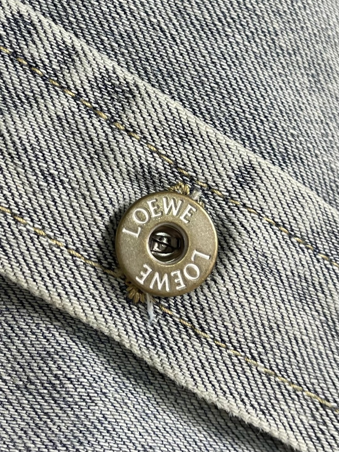 Loewe Anagram 激光雕琢破坏水洗衬衫外套，面料采用定染赛洛纺12*12牛仔面料，成衣洗褪，激