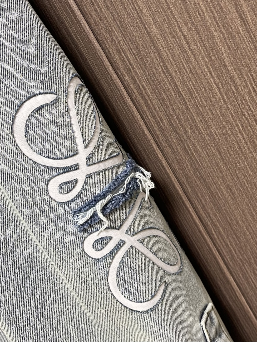 Loewe Anagram 激光雕琢破坏水洗衬衫外套，面料采用定染赛洛纺12*12牛仔面料，成衣洗褪，激