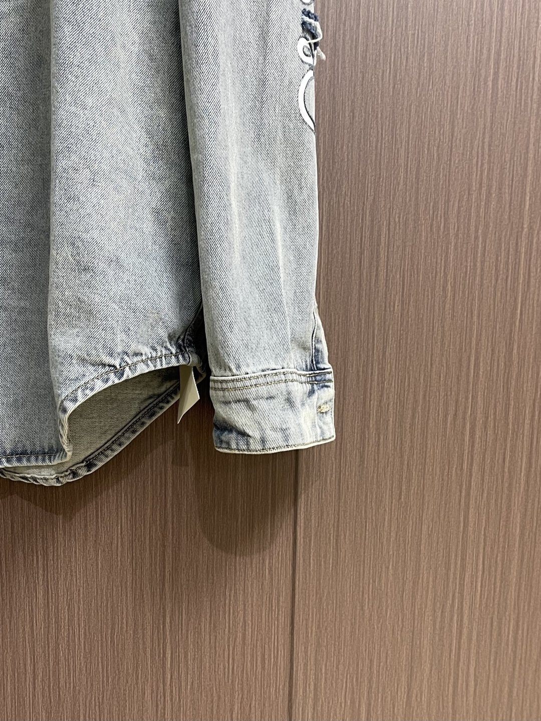 Loewe Anagram 激光雕琢破坏水洗衬衫外套，面料采用定染赛洛纺12*12牛仔面料，成衣洗褪，激