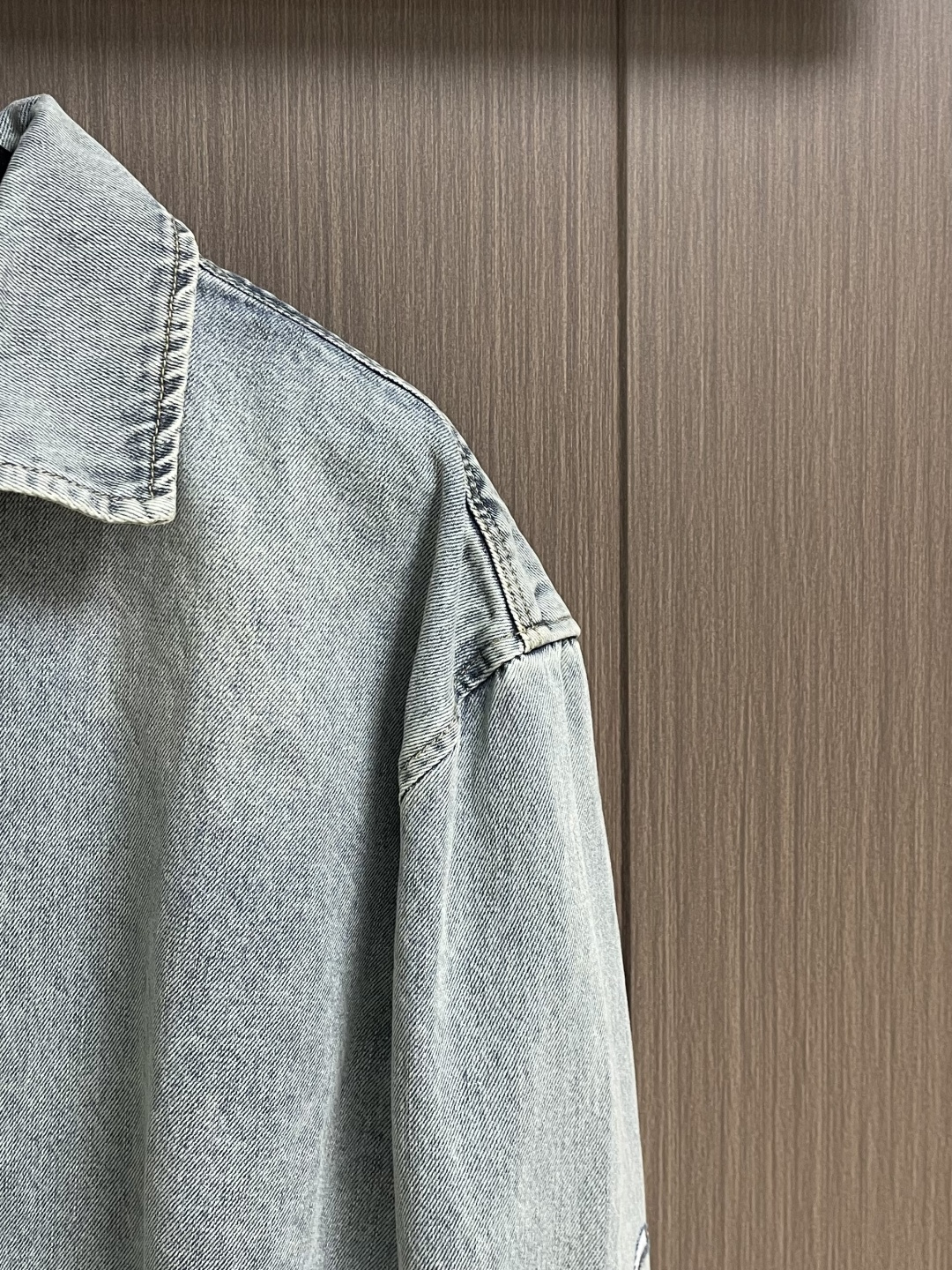 Loewe Anagram 激光雕琢破坏水洗衬衫外套，面料采用定染赛洛纺12*12牛仔面料，成衣洗褪，激