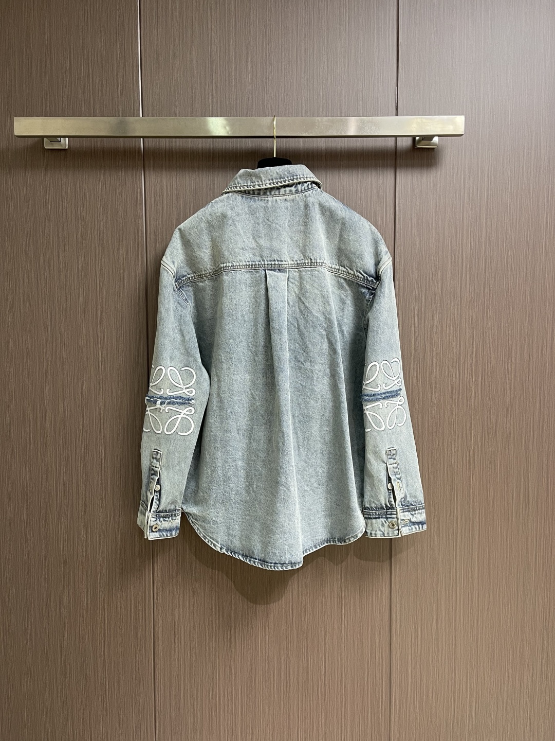 Loewe Anagram 激光雕琢破坏水洗衬衫外套，面料采用定染赛洛纺12*12牛仔面料，成衣洗褪，激