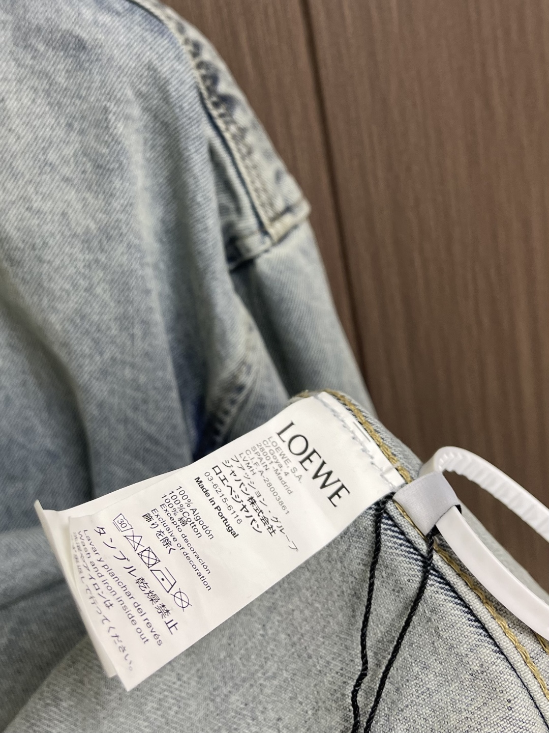 Loewe Anagram 激光雕琢破坏水洗衬衫外套，面料采用定染赛洛纺12*12牛仔面料，成衣洗褪，激