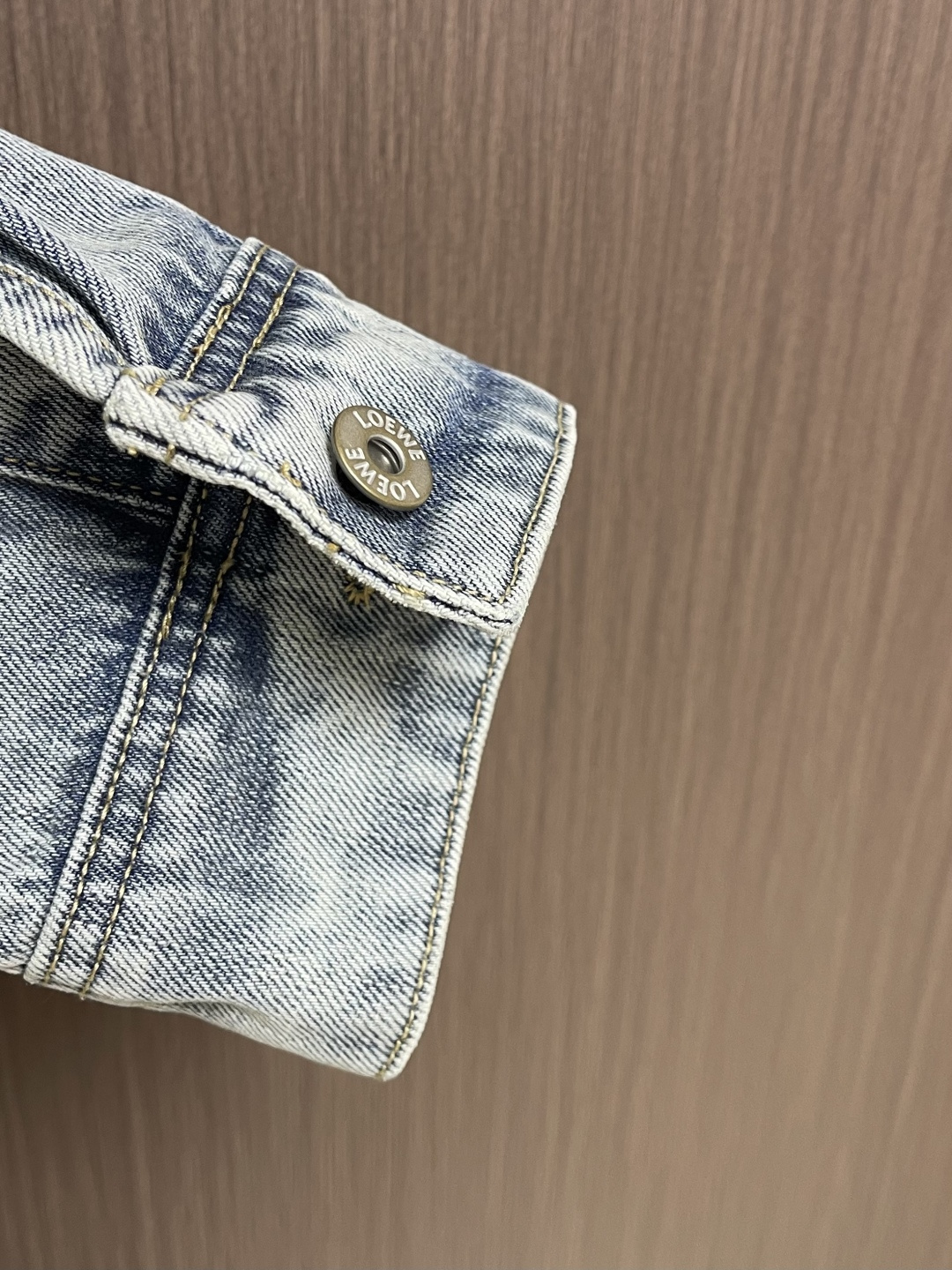 Loewe Anagram 激光雕琢破坏水洗衬衫外套，面料采用定染赛洛纺12*12牛仔面料，成衣洗褪，激