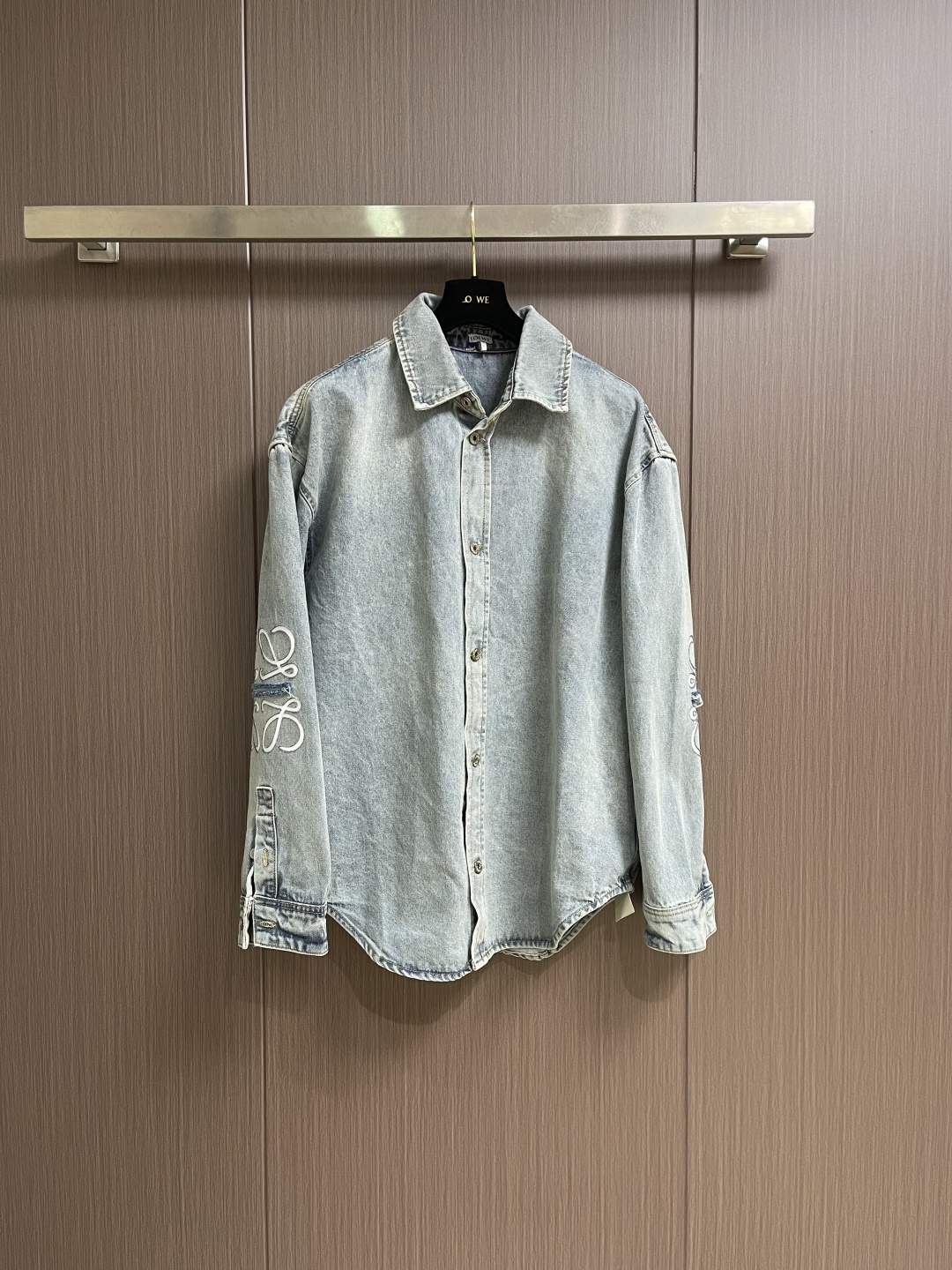 Loewe Anagram 激光雕琢破坏水洗衬衫外套，面料采用定染赛洛纺12*12牛仔面料，成衣洗褪，激