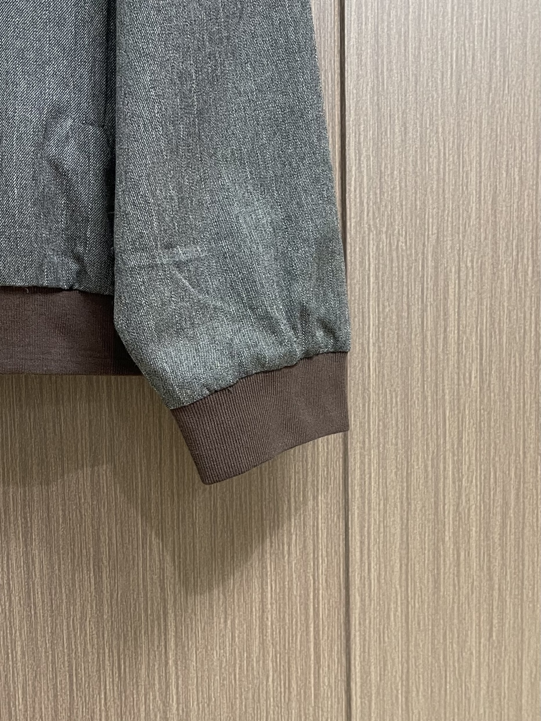 MIUMIU 立领细条纹拉链夹克外套，这款灰色细条纹夹克采用精梳羊毛混纺面料，经高温定型处理，具有良好的