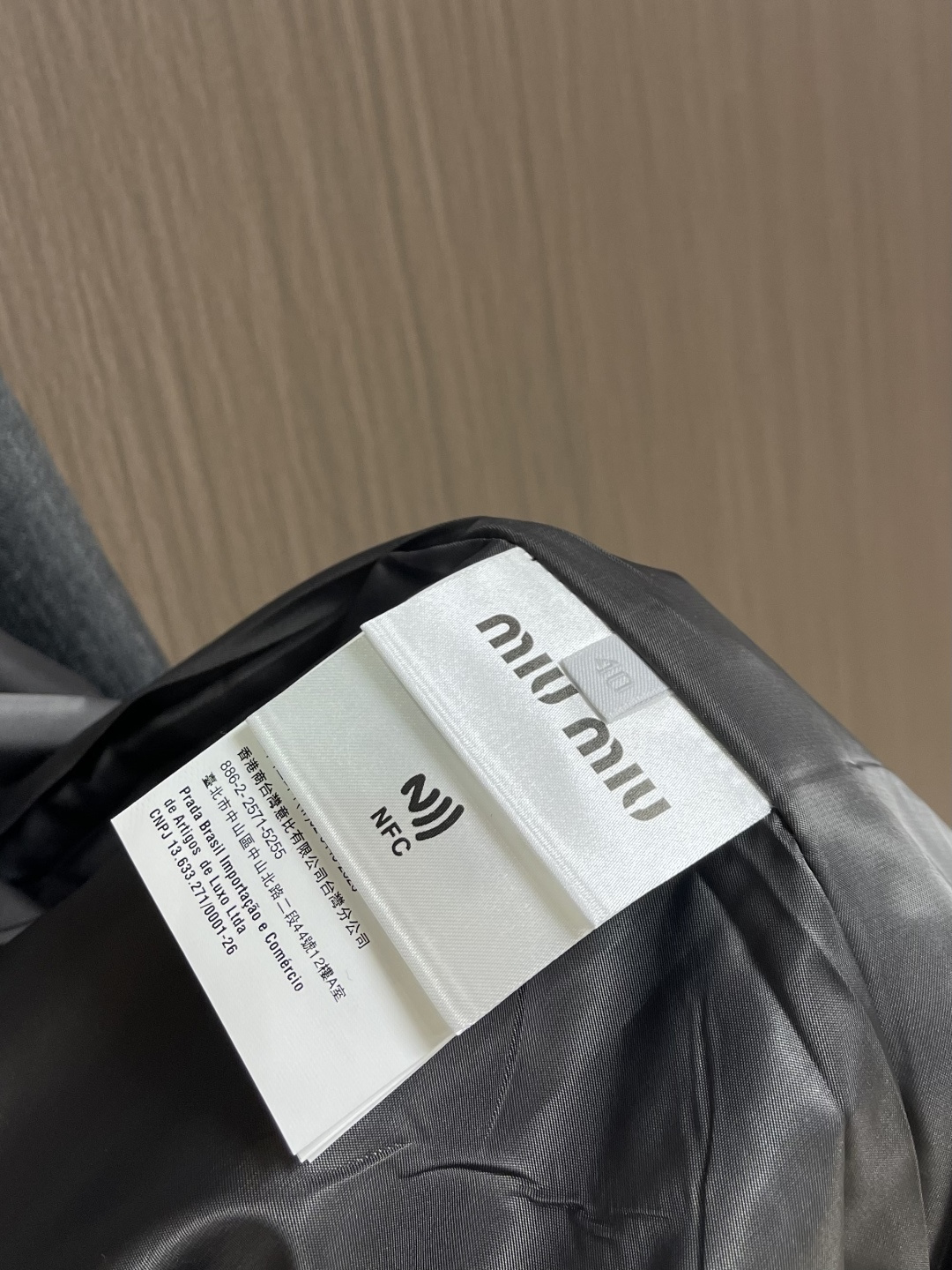 MIUMIU 立领细条纹拉链夹克外套，这款灰色细条纹夹克采用精梳羊毛混纺面料，经高温定型处理，具有良好的