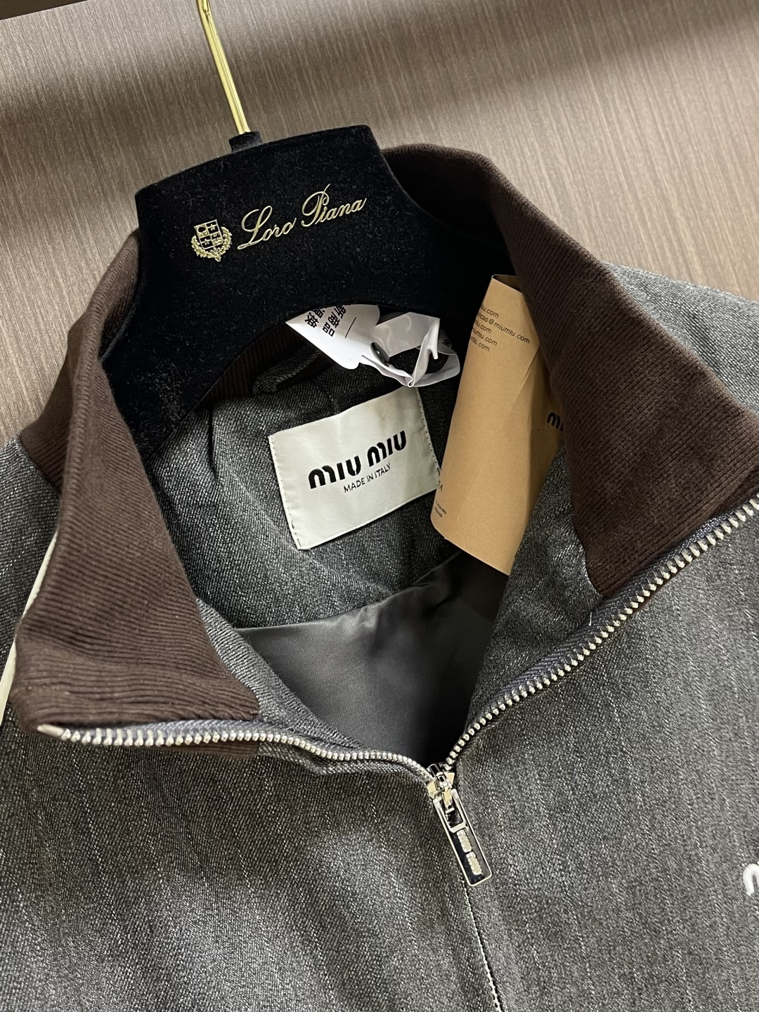 MIUMIU 立领细条纹拉链夹克外套，这款灰色细条纹夹克采用精梳羊毛混纺面料，经高温定型处理，具有良好的