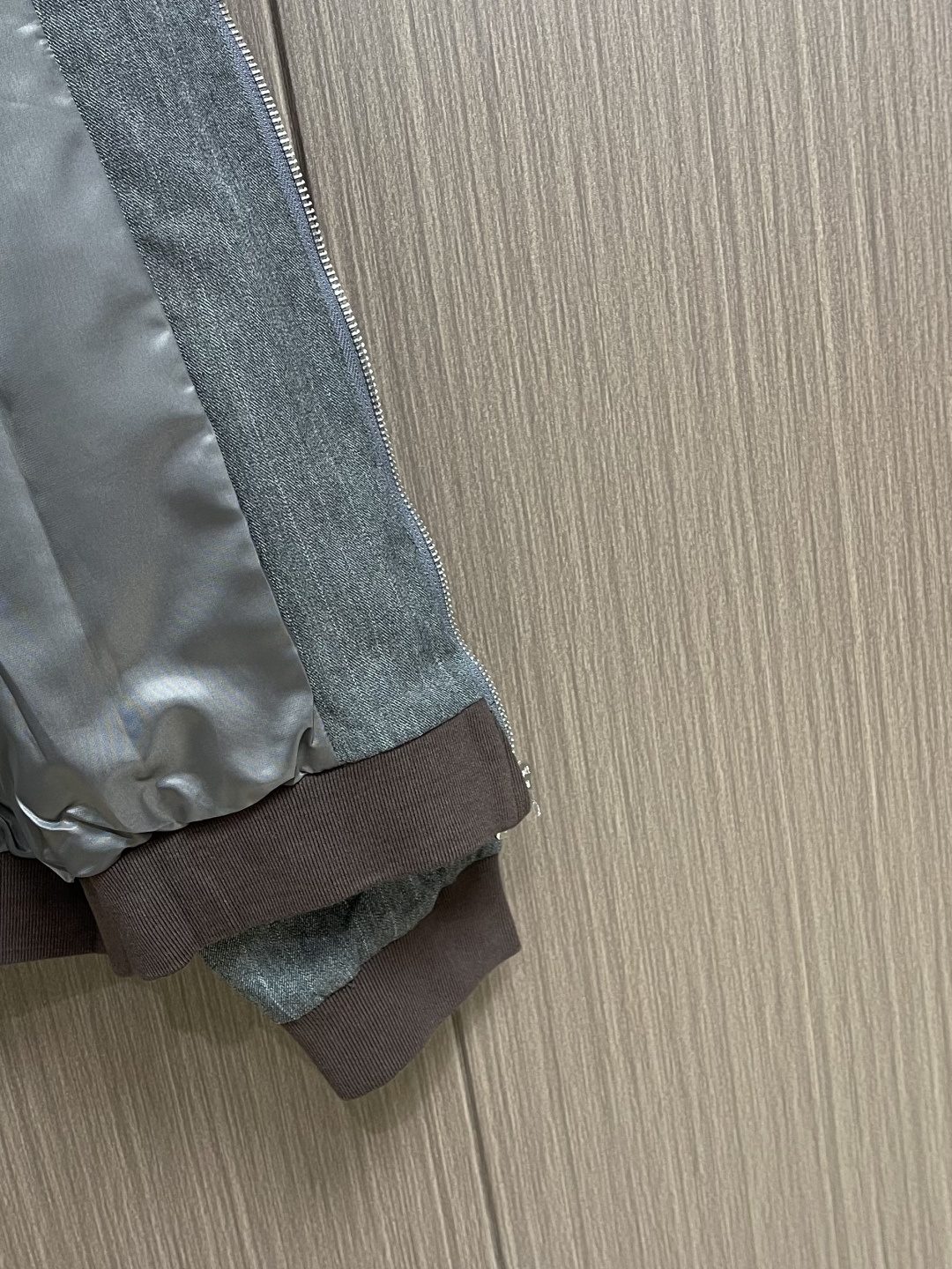 MIUMIU 立领细条纹拉链夹克外套，这款灰色细条纹夹克采用精梳羊毛混纺面料，经高温定型处理，具有良好的