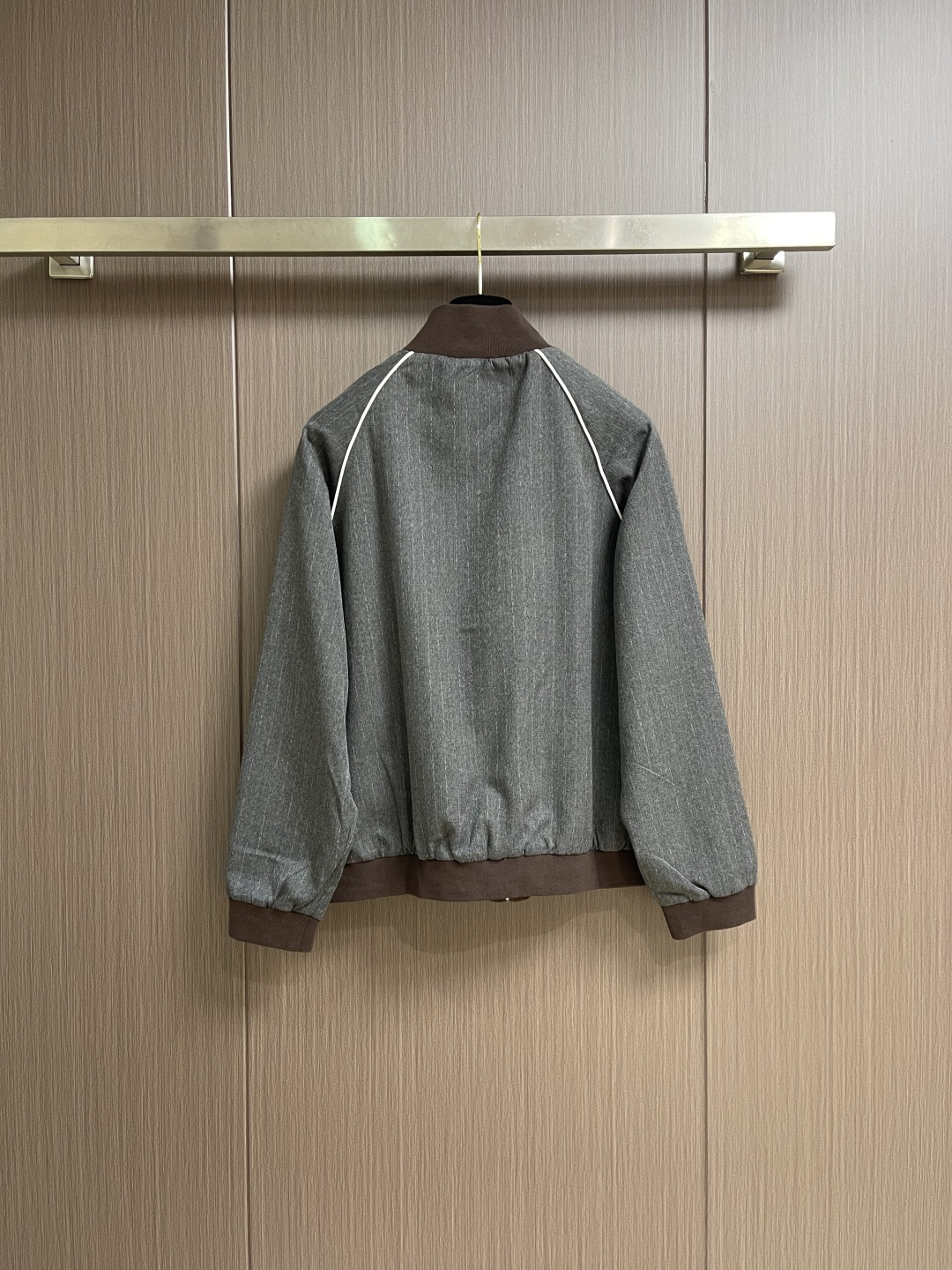 MIUMIU 立领细条纹拉链夹克外套，这款灰色细条纹夹克采用精梳羊毛混纺面料，经高温定型处理，具有良好的