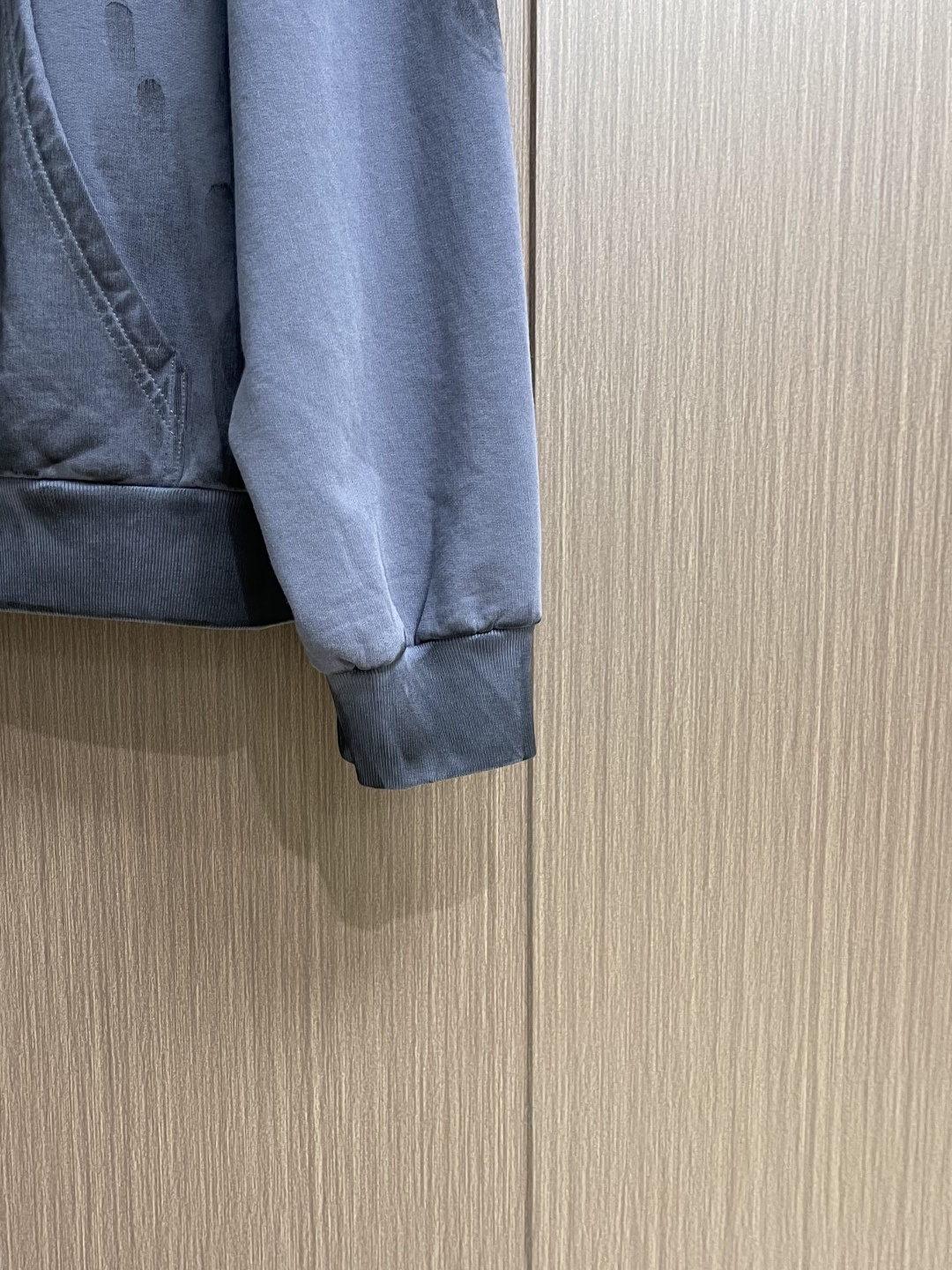 Balenciaga 做旧刺绣拉链连帽卫衣，无抽绳连帽卫，拉链开合，衣身涂鸦喷漆做旧处理，进口机刺绣。整