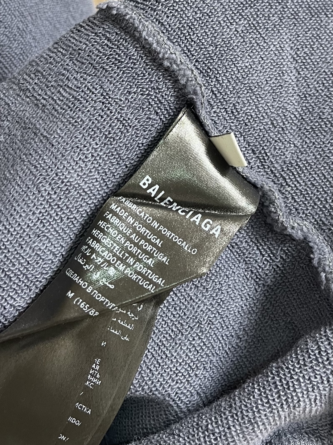 Balenciaga 做旧刺绣拉链连帽卫衣，无抽绳连帽卫，拉链开合，衣身涂鸦喷漆做旧处理，进口机刺绣。整