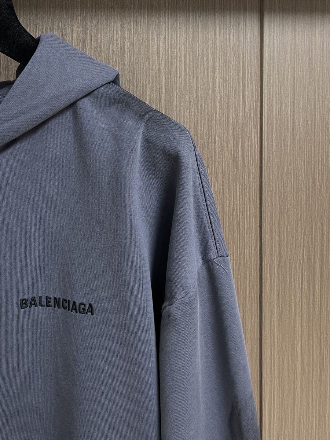 Balenciaga 做旧刺绣拉链连帽卫衣，无抽绳连帽卫，拉链开合，衣身涂鸦喷漆做旧处理，进口机刺绣。整