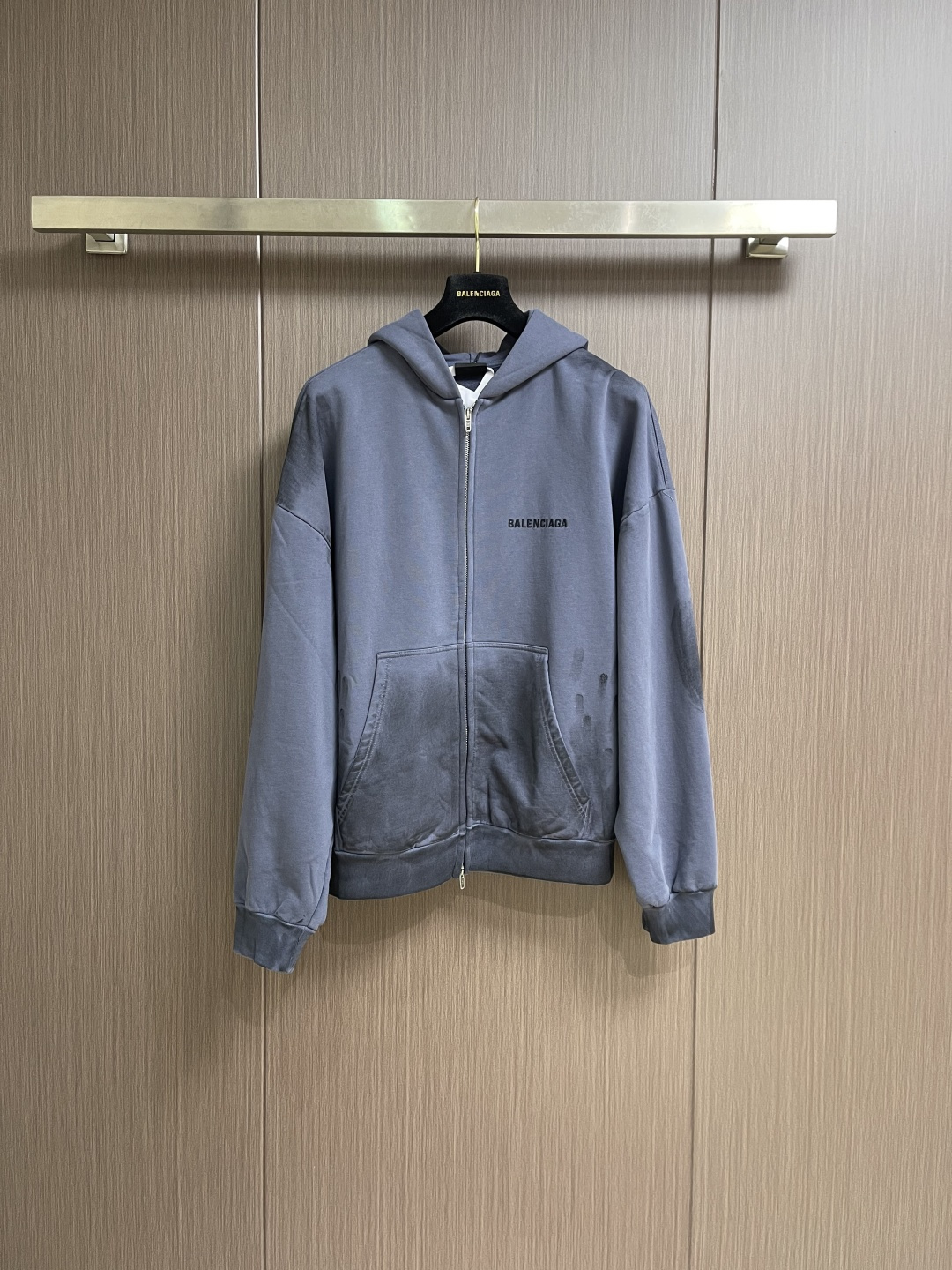 Balenciaga 做旧刺绣拉链连帽卫衣，无抽绳连帽卫，拉链开合，衣身涂鸦喷漆做旧处理，进口机刺绣。整