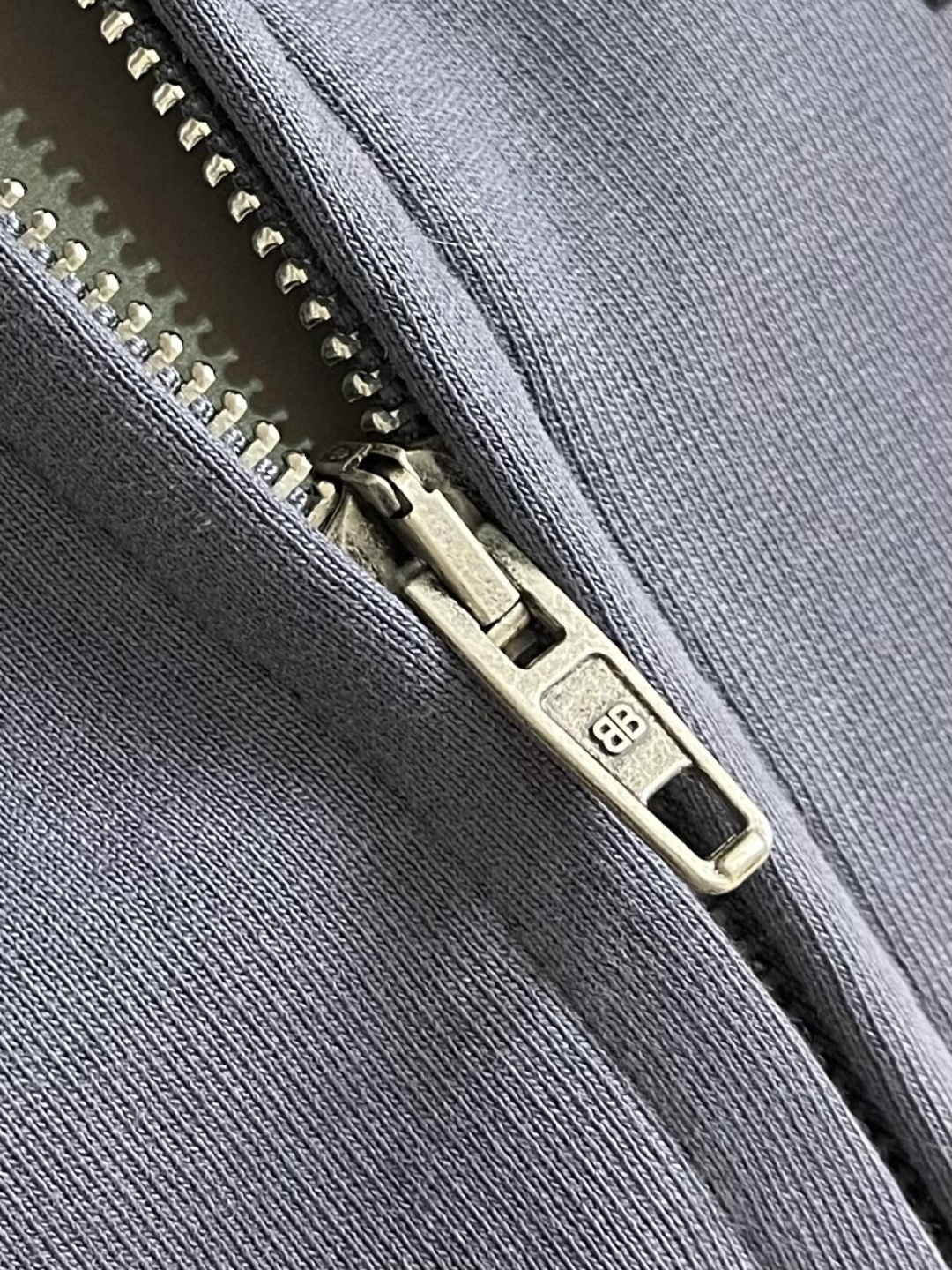 Balenciaga 做旧刺绣拉链连帽卫衣，无抽绳连帽卫，拉链开合，衣身涂鸦喷漆做旧处理，进口机刺绣。整