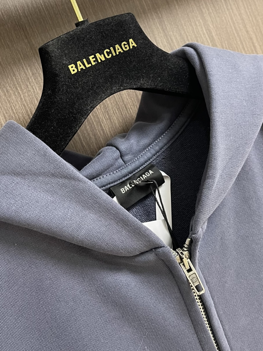 Balenciaga 做旧刺绣拉链连帽卫衣，无抽绳连帽卫，拉链开合，衣身涂鸦喷漆做旧处理，进口机刺绣。整