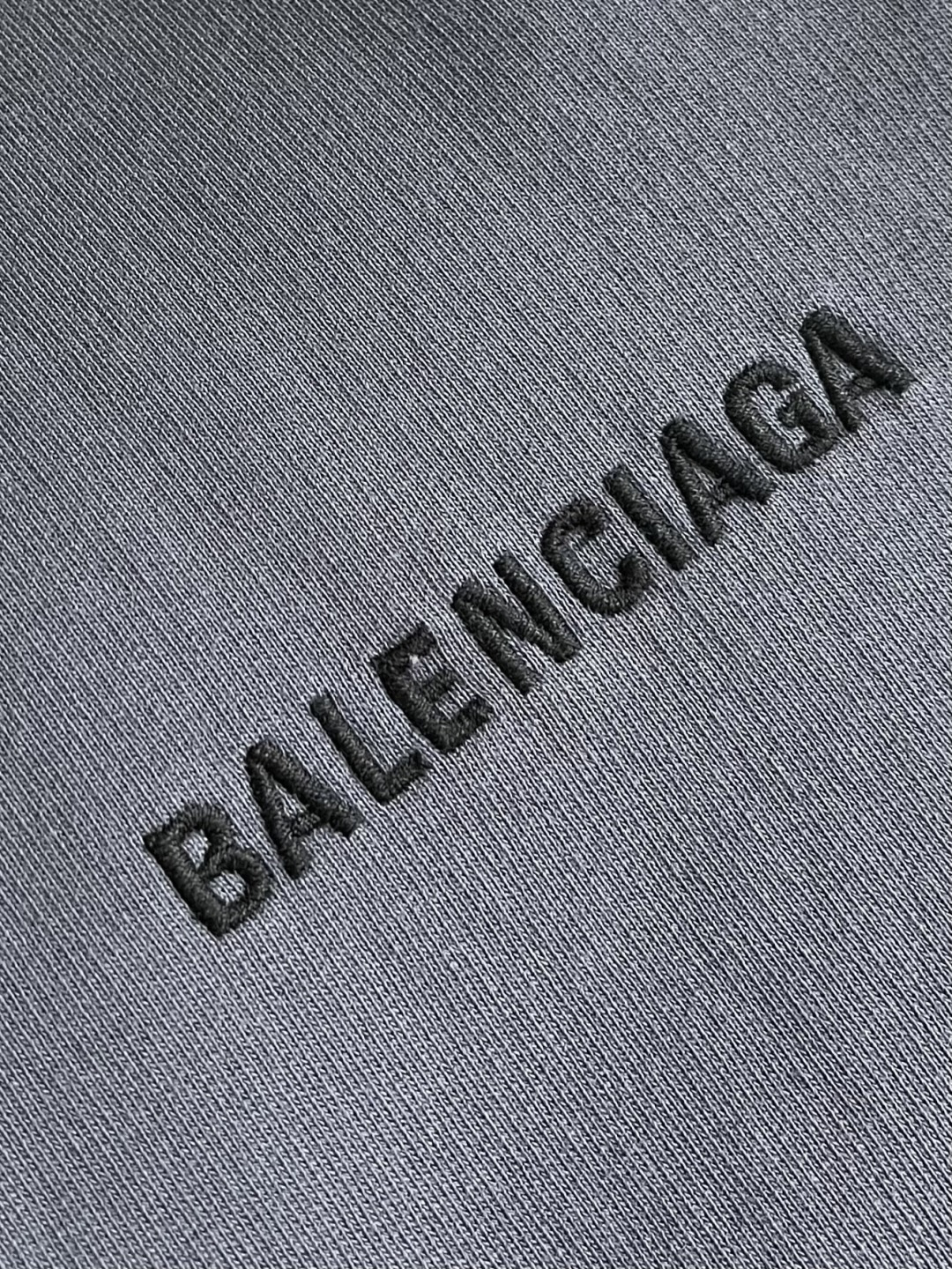 Balenciaga 做旧刺绣拉链连帽卫衣，无抽绳连帽卫，拉链开合，衣身涂鸦喷漆做旧处理，进口机刺绣。整