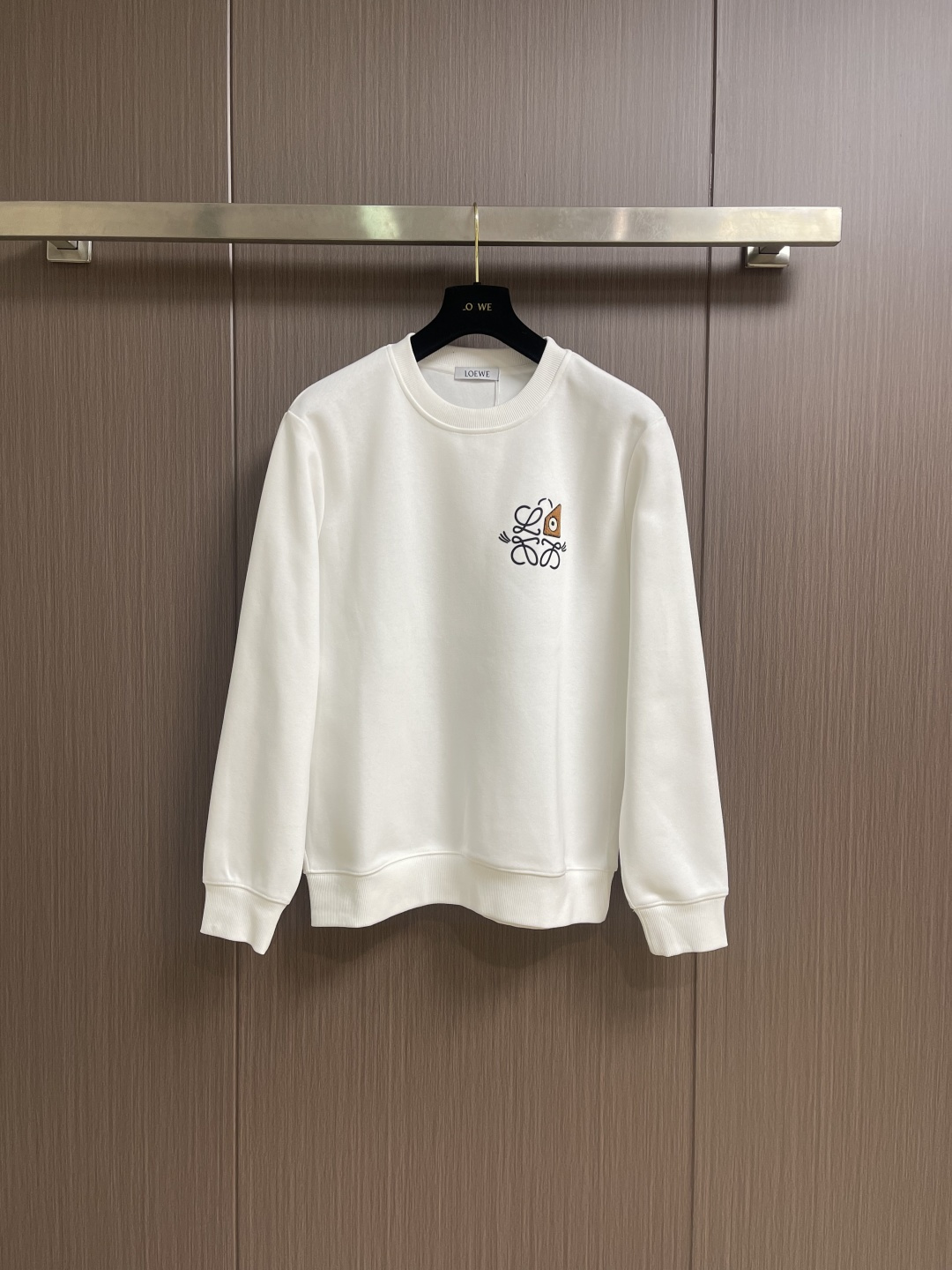 NO:712368,Loewe anagram cartoon crew neck sweatshirt, the fabric is made of 400g fish scale bottom combed cotton sweatshirt material, breathable and temperature-locking, comfortable and skin-friendly. Loewe anagram embroidery process uses printing Loewe anagram pattern and then flocking process to depict cartoon pattern embroidery. The fabrics are washed and have a better hand feel. It is not easy to deform, shrink and fade.  Maintain long-lasting beauty. Sizes M-3XL,, loewe, hoodie, sweatshirts,19860909Loewe anagram卡通仔章圆领卫衣,面料采用400克鱼鳞底精梳全棉卫衣料 透气锁温 舒适贴肤 仔章绣花工艺 通过使用印花 loewe anagram图案 再植绒工艺描绘卡通图案仔章 工艺面料都经过浇洗 手感质感更佳 不易变形 不易缩水 不易褪色 保持长久的美观.尺码M-3XL,,loewe,hoodie,sweatshirts,,Men's clothing