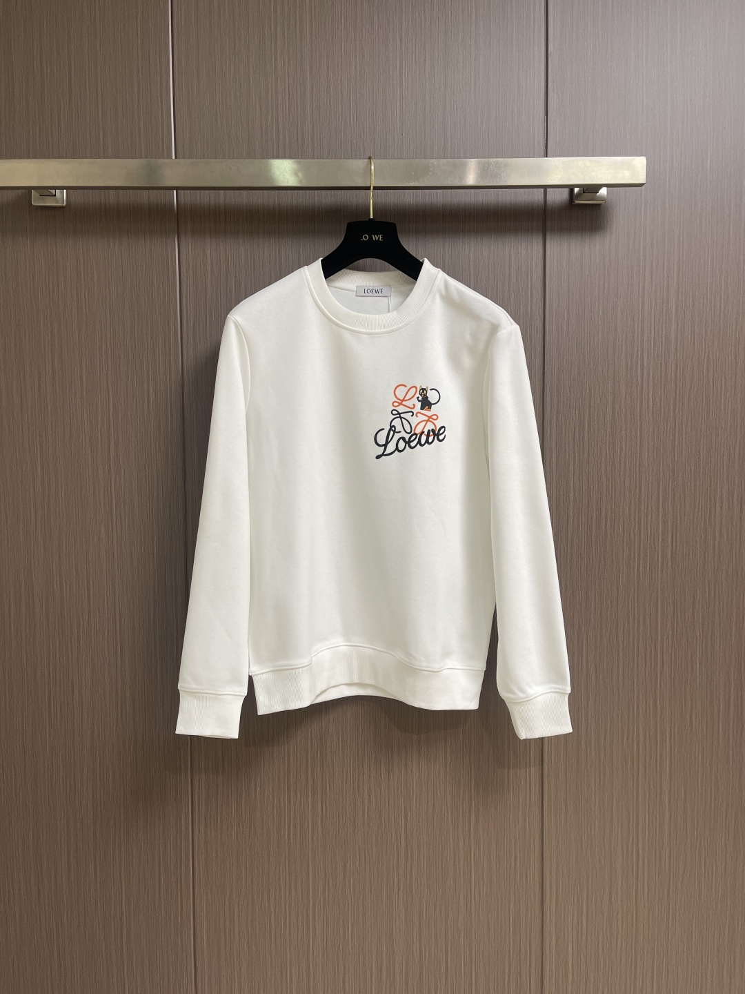 NO:712371,LOEWE 2026SS early spring new product logo cartoon print round neck sweatshirt, using original fabrics supplied by customers, the upper body is soft, comfortable and skin-friendly. Evergreen classic style, an indispensable item in the wardrobe. The quality details of the big factory are in place. Sizes M-3XL,,loewe,hoodie,sweatshirts,19860909LOEWE 2026SS早春新品 logo卡通印花圆领卫衣,采用客供原版面料,上身柔软舒适亲肤.常青经典款式,衣橱不可或缺的单品.大厂品质细节把控到位.尺码M-3XL,,loewe,hoodie,sweatshirts,,Men's clothing