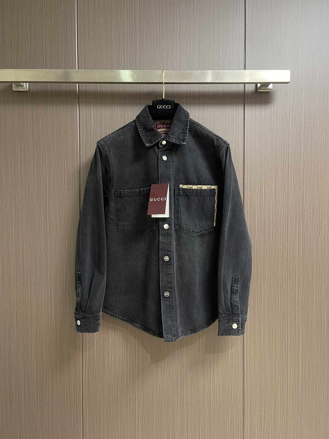 NO:956100,Tops jeans GUCCI  Embellished washed denim jacket and jeans suit, classic denim meets genes, iconic elements, low-key and eye-catching, pockets are spliced with classic jacquard fabrics, retro brown tones collide with black bleached denim, the presbyopic elements have their own nobility, they are instantly recognizable, and they are fashionable when exposed casually  Be cautious~ The buttons are engraved with clear letter logos, and the metallic luster is delicate and textured; the washed denim fabric is soft and sinewy, with a sense of relaxation; the loose cut, the dropped shoulder design hides flesh and is casual, suitable for layering or layering, and there is no pressure to wear in all seasons ~ Top 46-52  Jeans 30-31-32-33-34-36 Top Size 46 Shoulder Width 47.5 Bust 114 Length 73 Size 48 Shoulder Width 49 Bust Length 75 50 Size Shoulder Width 50.5 Bust 122 Length 77 Size 52 Shoulder Width 42 Bust 126 Length 79 Jeans Size 30  Waist 80 Hips 101 Trouser length 107 31 yards Waist 84 Hips 105 Trouser length 109 32 yards Waist 88 Hips 109 Trouser length 111 33 yards Waist 92 Hips 113 Trouser length 113 34 yards Waist 96 Hips 117 Trouser length 115 36 yards Waist 100 Hips 121  Pants length 117,,gucci,jeans,jackets & coats,19860909上衣 牛仔裤 GUCCI 镶饰水洗牛仔外套牛仔裤套装,经典丹宁邂逅基因,标志性元素,低调又吸睛,口袋拼接经典提花面料,复古棕调碰撞黑色漂白牛仔,老花元素自带贵气,一眼辨识度拉满,不经意露出就是时尚小心机～纽扣刻有清晰字母标识,金属光泽细腻有质感；水洗牛仔面料软糯有筋骨,自带松弛感；宽松式剪裁,落肩设计藏肉又随性,内搭、叠穿都适配,四季穿搭无压力～上衣46-52 牛仔裤30-31-32-33-34-36 上衣 46码 肩宽47.5 胸围114 衣长73 48码 肩宽49 胸围 衣长75 50码 肩宽50.5胸围122衣长77 52码 肩宽42胸围126衣长79 牛仔裤 30码 腰围80臀围101裤长107 31码腰围84臀围105 裤长109 32码 腰围88臀围109裤长111 33码 腰围92臀围113裤长113 34码 腰围96臀围117 裤长115 36码 腰围100 臀围121 裤长117,,gucci,jeans,jackets & coats,,Men's clothing
