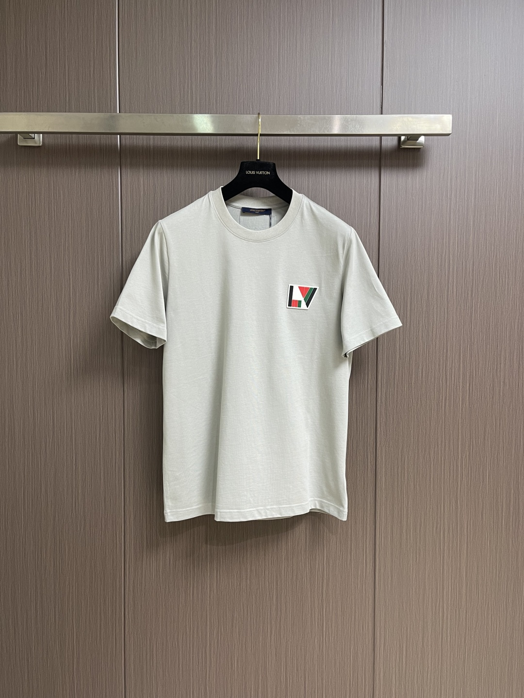 NO:726807,LV 2026SS early spring new short-sleeved T-shirt with contrasting color stamp. This T-shirt is made of soft cotton and uses the fashion elements of the 2026ss early spring show to brighten up daily looks. The LV contrasting logo patch on the front is integrated into bold strokes, echoing the Vuitton logo on the rear. Sizes S-XL S size bust 102cm shoulder width 44cm length 69cm medium bust 106cm shoulder width 45cm  Length 70cm, bust 110cm, shoulder width 46cm, Length 71cm, chest 114cm, shoulder width 47cm, Length 72cm,19860909LV 2026SS早春新款撞色仔章短袖T恤,本款T恤取材柔软棉布,以2026ss早春秀场的风尚元素点亮日常造型.正面LV 撞色标识仔章融入大胆笔触,与后部Vuitton标识遥相呼应.尺码S-XL S码胸围102cm 肩宽44cm 衣长69cm M码胸围106cm肩宽45cm 衣长70cm L码胸围110cm 肩宽46cm 衣长71cm XL码胸围114cm肩宽47cm 衣长72cm,,louis vuitton,T-shirt,tees，t-shirt,,Men's clothing